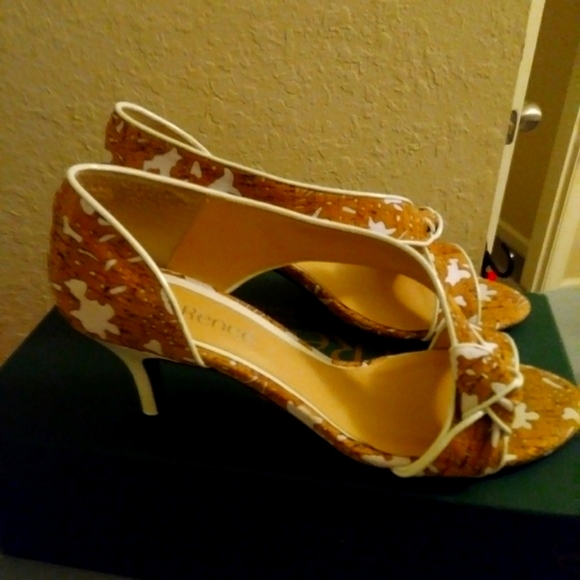 J Renee - Picture 2 of 3